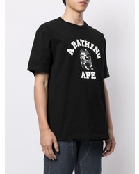 schwarzes und weißes bedrucktes T-Shirt mit einem Rundhalsausschnitt von A Bathing Ape