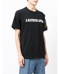 schwarzes und weißes bedrucktes T-Shirt mit einem Rundhalsausschnitt von A Bathing Ape