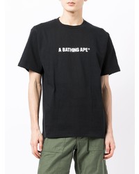 schwarzes und weißes bedrucktes T-Shirt mit einem Rundhalsausschnitt von A Bathing Ape