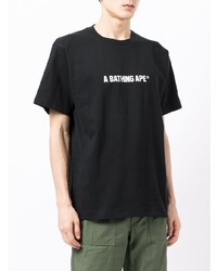 schwarzes und weißes bedrucktes T-Shirt mit einem Rundhalsausschnitt von A Bathing Ape