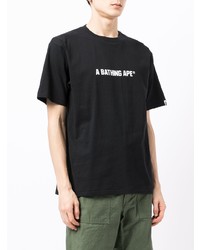 schwarzes und weißes bedrucktes T-Shirt mit einem Rundhalsausschnitt von A Bathing Ape