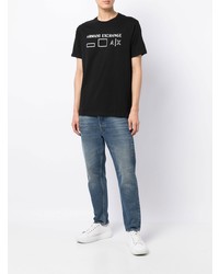 schwarzes und weißes bedrucktes T-Shirt mit einem Rundhalsausschnitt von Armani Exchange