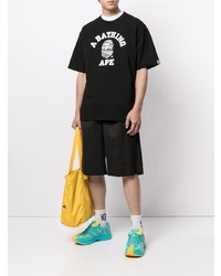 schwarzes und weißes bedrucktes T-Shirt mit einem Rundhalsausschnitt von A Bathing Ape