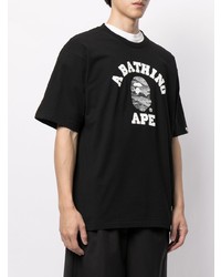 schwarzes und weißes bedrucktes T-Shirt mit einem Rundhalsausschnitt von A Bathing Ape