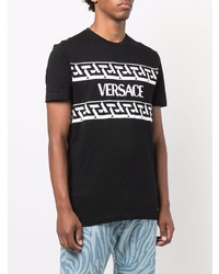 schwarzes und weißes bedrucktes T-Shirt mit einem Rundhalsausschnitt von Versace