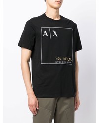 schwarzes und weißes bedrucktes T-Shirt mit einem Rundhalsausschnitt von Armani Exchange