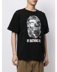 schwarzes und weißes bedrucktes T-Shirt mit einem Rundhalsausschnitt von A Bathing Ape