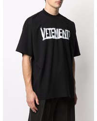 schwarzes und weißes bedrucktes T-Shirt mit einem Rundhalsausschnitt von Vetements