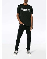 schwarzes und weißes bedrucktes T-Shirt mit einem Rundhalsausschnitt von Versace