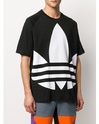 schwarzes und weißes bedrucktes T-Shirt mit einem Rundhalsausschnitt von adidas