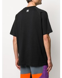 schwarzes und weißes bedrucktes T-Shirt mit einem Rundhalsausschnitt von adidas