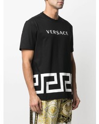 schwarzes und weißes bedrucktes T-Shirt mit einem Rundhalsausschnitt von Versace