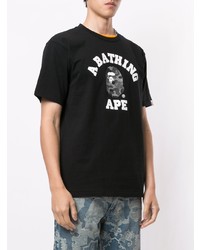 schwarzes und weißes bedrucktes T-Shirt mit einem Rundhalsausschnitt von A Bathing Ape