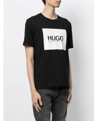 schwarzes und weißes bedrucktes T-Shirt mit einem Rundhalsausschnitt von Hugo