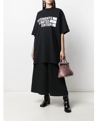 schwarzes und weißes bedrucktes T-Shirt mit einem Rundhalsausschnitt von Vetements