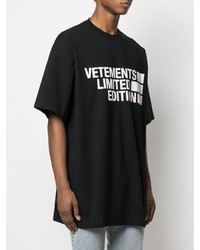 schwarzes und weißes bedrucktes T-Shirt mit einem Rundhalsausschnitt von Vetements