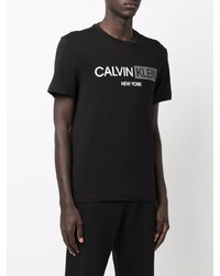 schwarzes und weißes bedrucktes T-Shirt mit einem Rundhalsausschnitt von Calvin Klein