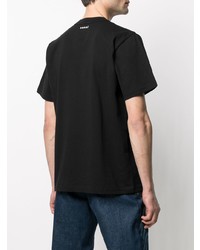 schwarzes und weißes bedrucktes T-Shirt mit einem Rundhalsausschnitt von Sacai
