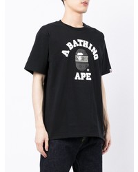 schwarzes und weißes bedrucktes T-Shirt mit einem Rundhalsausschnitt von A Bathing Ape