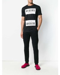 schwarzes und weißes bedrucktes T-Shirt mit einem Rundhalsausschnitt von Versus