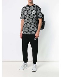 schwarzes und weißes bedrucktes T-Shirt mit einem Rundhalsausschnitt von McQ Alexander McQueen