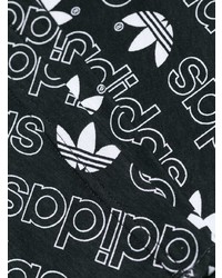 schwarzes und weißes bedrucktes T-Shirt mit einem Rundhalsausschnitt von adidas