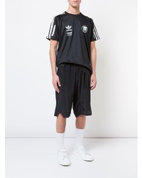 schwarzes und weißes bedrucktes T-Shirt mit einem Rundhalsausschnitt von adidas