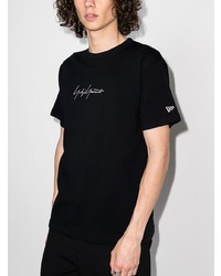 schwarzes und weißes bedrucktes T-Shirt mit einem Rundhalsausschnitt von Yohji Yamamoto