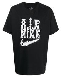 schwarzes und weißes bedrucktes T-Shirt mit einem Rundhalsausschnitt von Nike