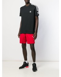 schwarzes und weißes bedrucktes T-Shirt mit einem Rundhalsausschnitt von adidas