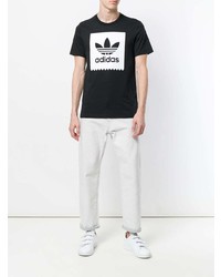 schwarzes und weißes bedrucktes T-Shirt mit einem Rundhalsausschnitt von adidas