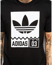 schwarzes und weißes bedrucktes T-Shirt mit einem Rundhalsausschnitt von adidas