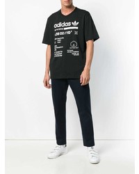 schwarzes und weißes bedrucktes T-Shirt mit einem Rundhalsausschnitt von adidas