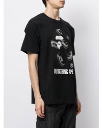 schwarzes und weißes bedrucktes T-Shirt mit einem Rundhalsausschnitt von A Bathing Ape