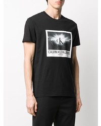 schwarzes und weißes bedrucktes T-Shirt mit einem Rundhalsausschnitt von Calvin Klein Jeans