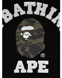 schwarzes und weißes bedrucktes T-Shirt mit einem Rundhalsausschnitt von A Bathing Ape