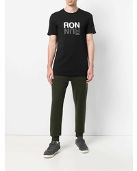 schwarzes und weißes bedrucktes T-Shirt mit einem Rundhalsausschnitt von Ron Dorff