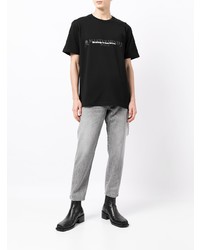 schwarzes und weißes bedrucktes T-Shirt mit einem Rundhalsausschnitt von Mastermind World