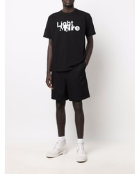 schwarzes und weißes bedrucktes T-Shirt mit einem Rundhalsausschnitt von Sacai