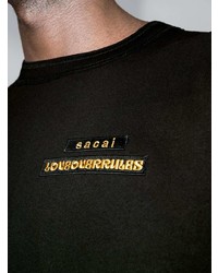 schwarzes und weißes bedrucktes T-Shirt mit einem Rundhalsausschnitt von Sacai