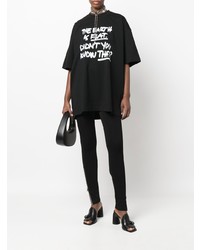 schwarzes und weißes bedrucktes T-Shirt mit einem Rundhalsausschnitt von Vetements