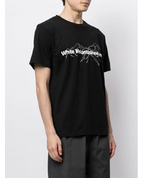 schwarzes und weißes bedrucktes T-Shirt mit einem Rundhalsausschnitt von White Mountaineering