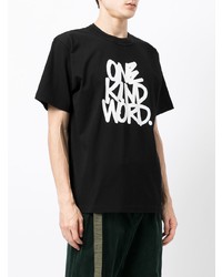 schwarzes und weißes bedrucktes T-Shirt mit einem Rundhalsausschnitt von Sacai