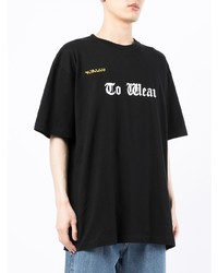 schwarzes und weißes bedrucktes T-Shirt mit einem Rundhalsausschnitt von Toga
