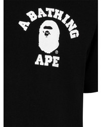 schwarzes und weißes bedrucktes T-Shirt mit einem Rundhalsausschnitt von A Bathing Ape