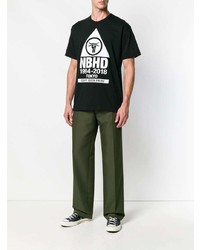 schwarzes und weißes bedrucktes T-Shirt mit einem Rundhalsausschnitt von Neighborhood