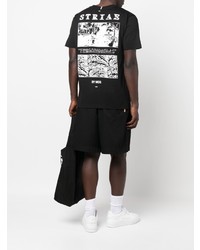 schwarzes und weißes bedrucktes T-Shirt mit einem Rundhalsausschnitt von McQ