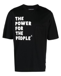 schwarzes und weißes bedrucktes T-Shirt mit einem Rundhalsausschnitt von The Power for the People