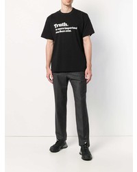 schwarzes und weißes bedrucktes T-Shirt mit einem Rundhalsausschnitt von Sacai