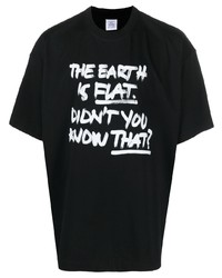 schwarzes und weißes bedrucktes T-Shirt mit einem Rundhalsausschnitt von Vetements